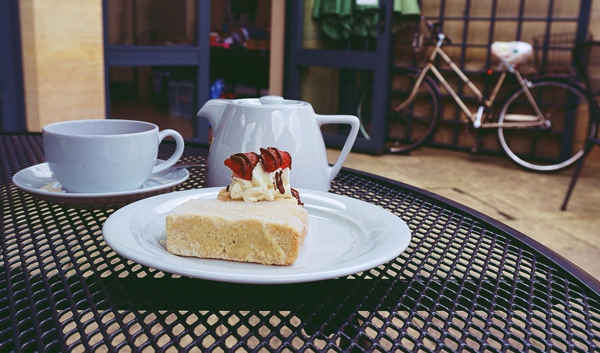 Un tradicional té de la tarde inglés con scones