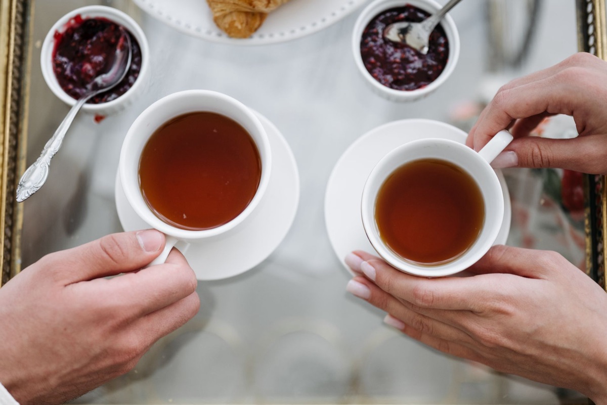 Un classico tè pomeridiano inglese con scone
