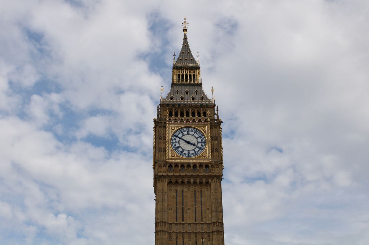 O icônico Big Ben e a torre do Parlamento em Londres.