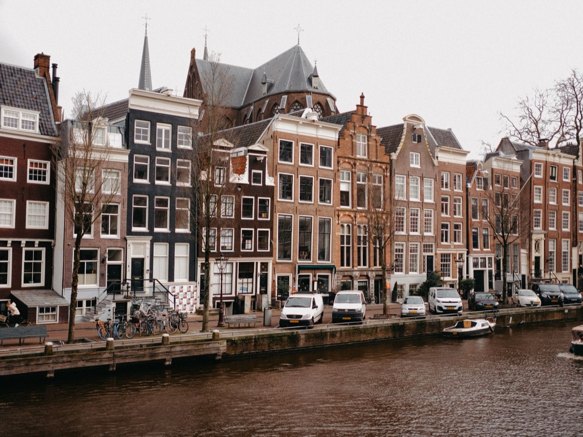 Historische Grachtenhäuser in Amsterdam.