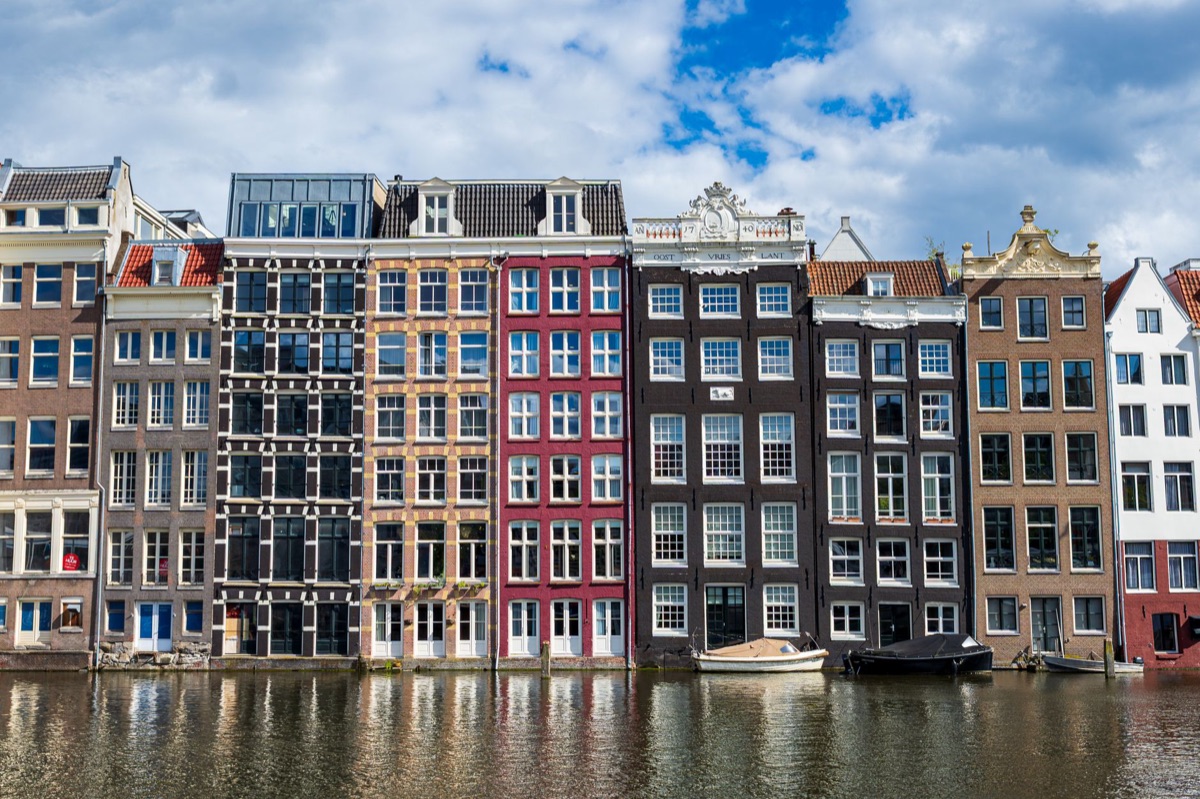 Casas tradicionales de Ámsterdam junto al canal.