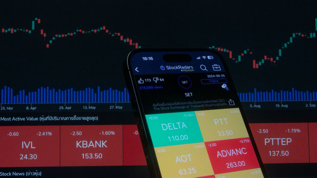 Sede financiera moderna con pantallas de datos.