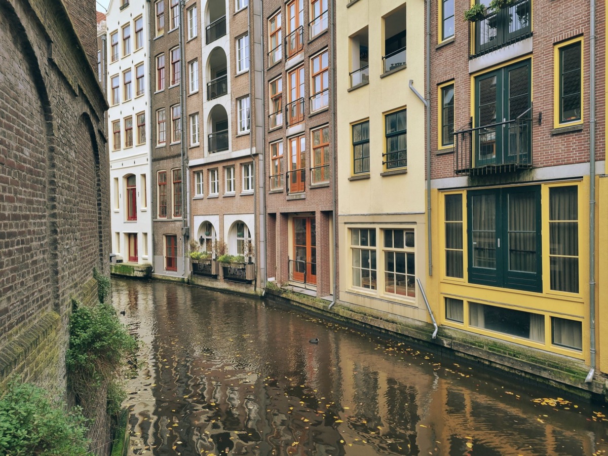 Case storiche lungo i canali di Amsterdam.