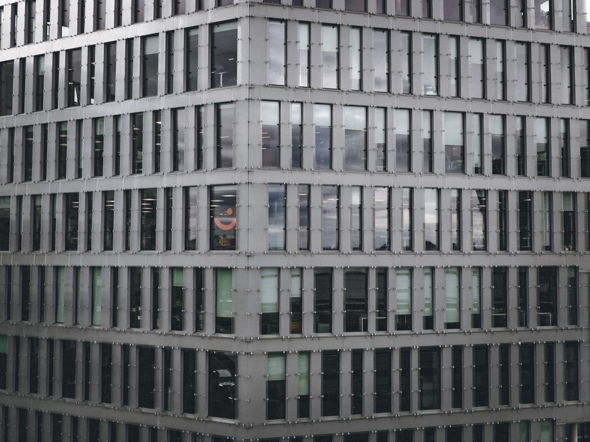 Riflesso di architettura moderna in un edificio di vetro.