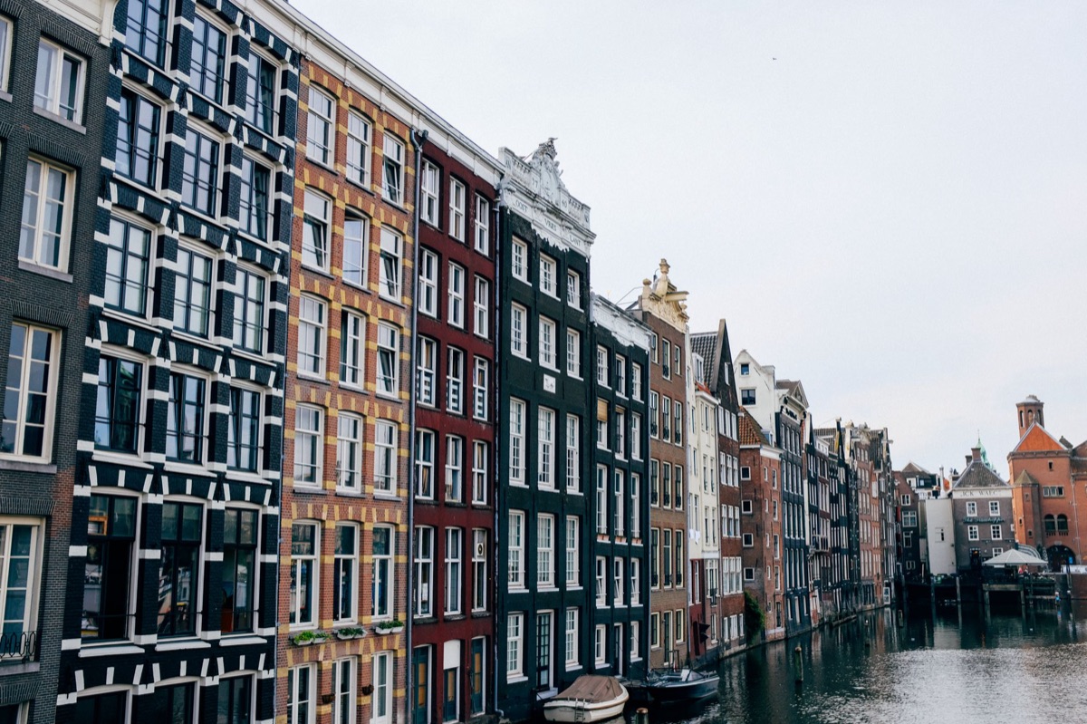 Historische grachtenpanden in Amsterdam die de mix van traditie en handel tonen.