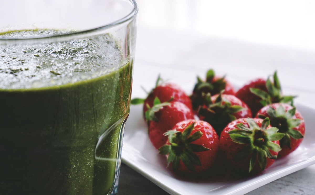 Smoothie vert dans un verre