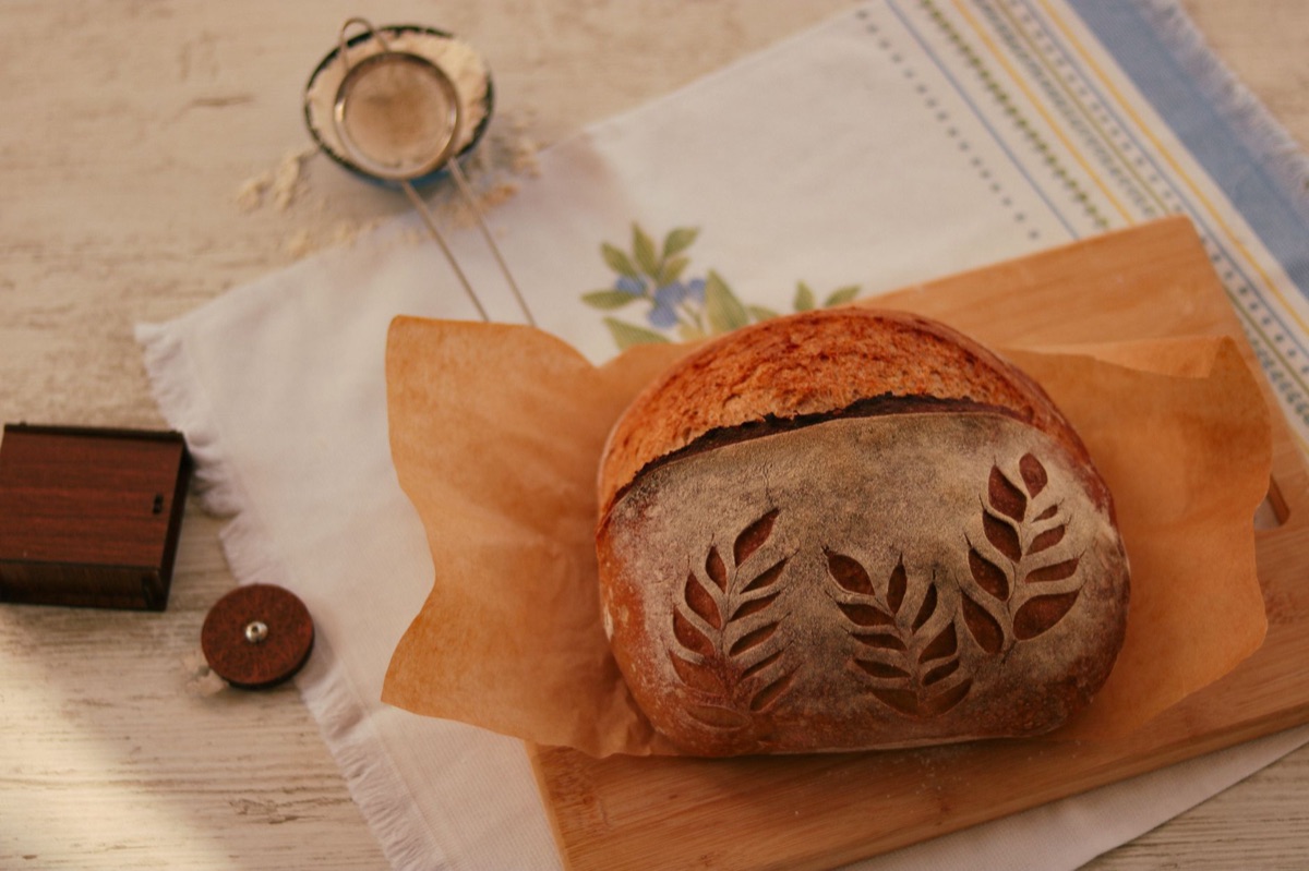 Pão artesanal integral em corte